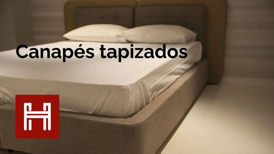 Cama con canapé tapizado beige y almohadas blancas - Muebles Hermanos Herrera