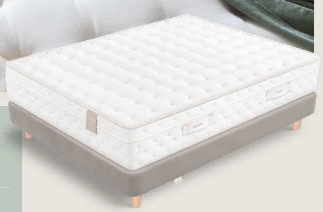 Cama con colchón y base tapizada gris con patas de madera - Muebles Hermanos Herrera