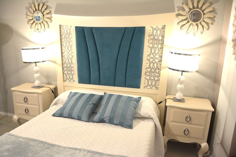 Dormitorio clásico crema - mesita