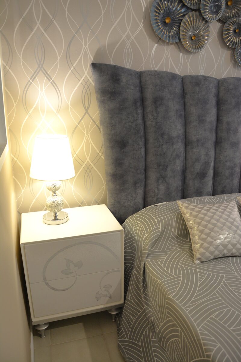 Dormitorio blanco y plata - mesita