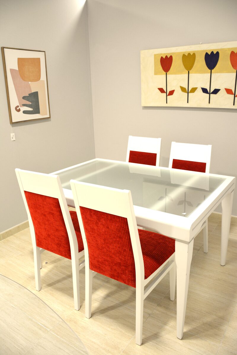 Mesa lacada blanca con cristal