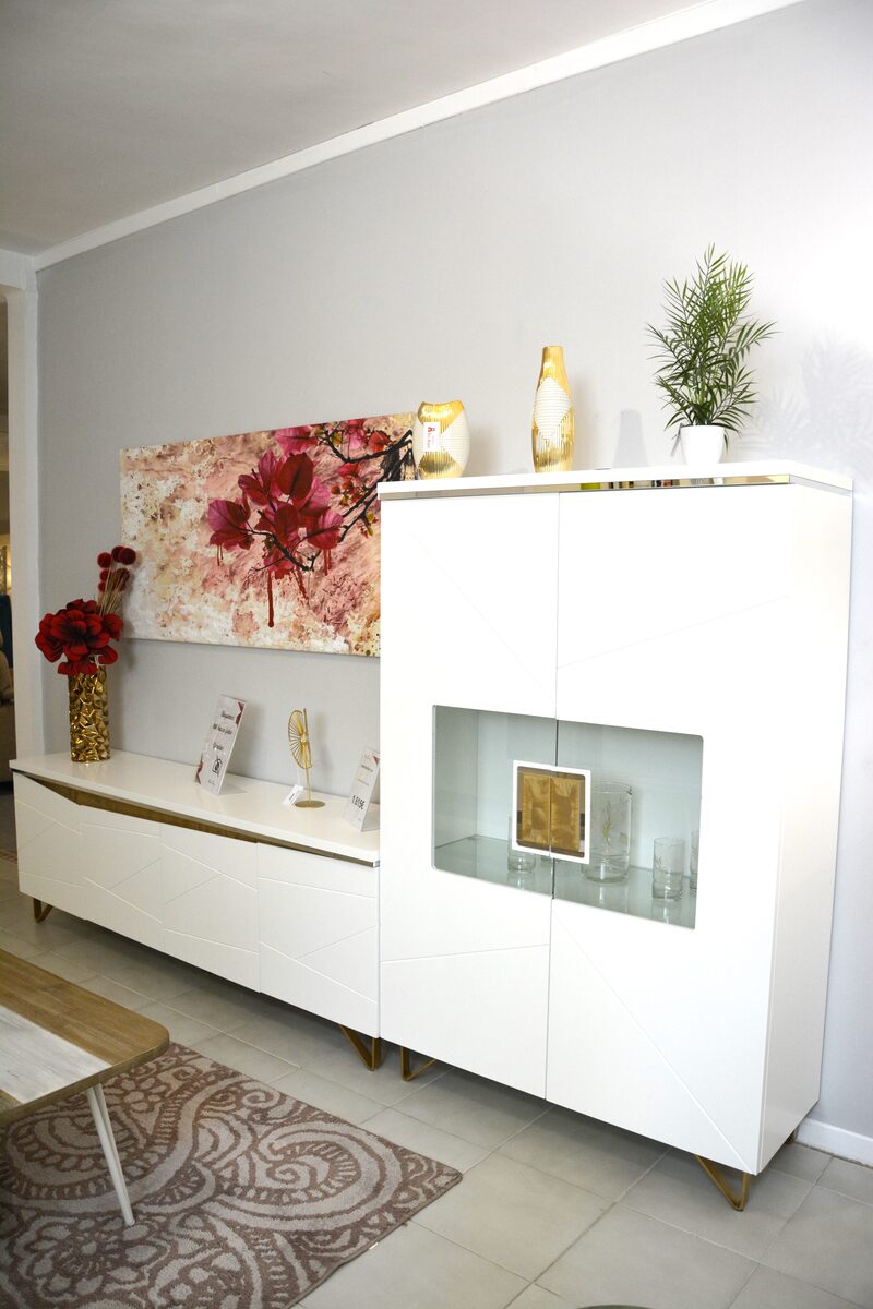 Salón blanco y dorado - vitrina