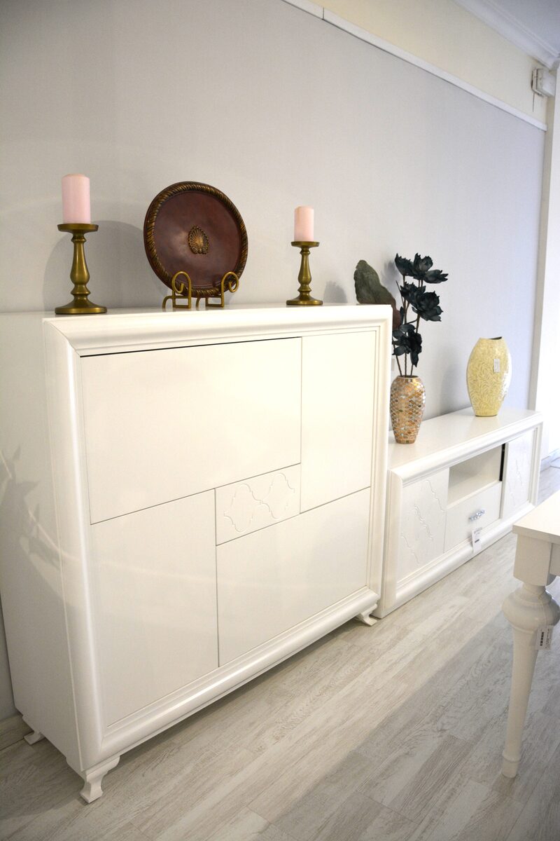 Salón blanco con vajillero - lateral