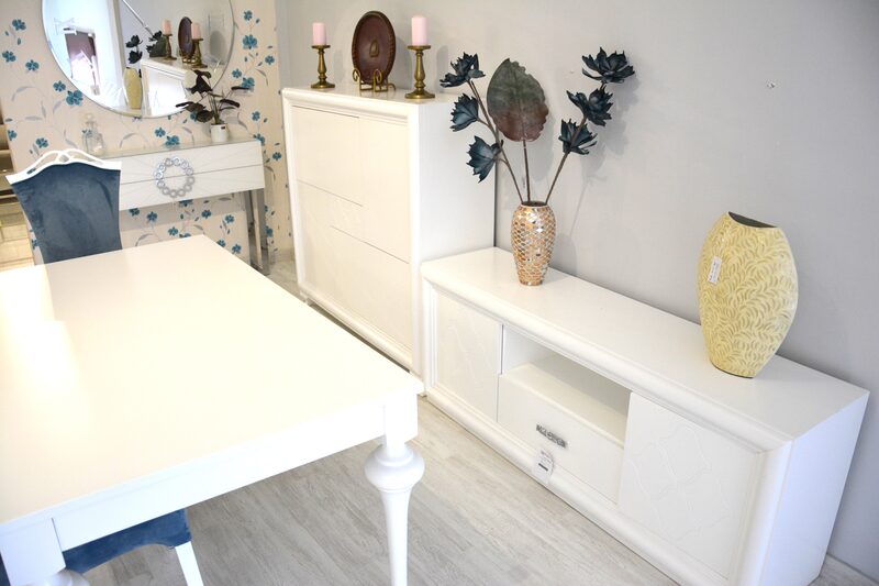 Salón blanco con vajillero - frontal