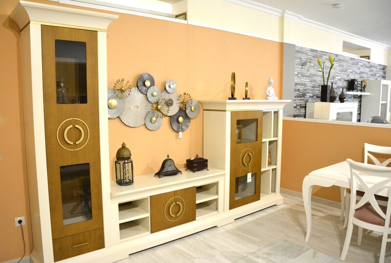 Salón clásico crema y roble - frontal