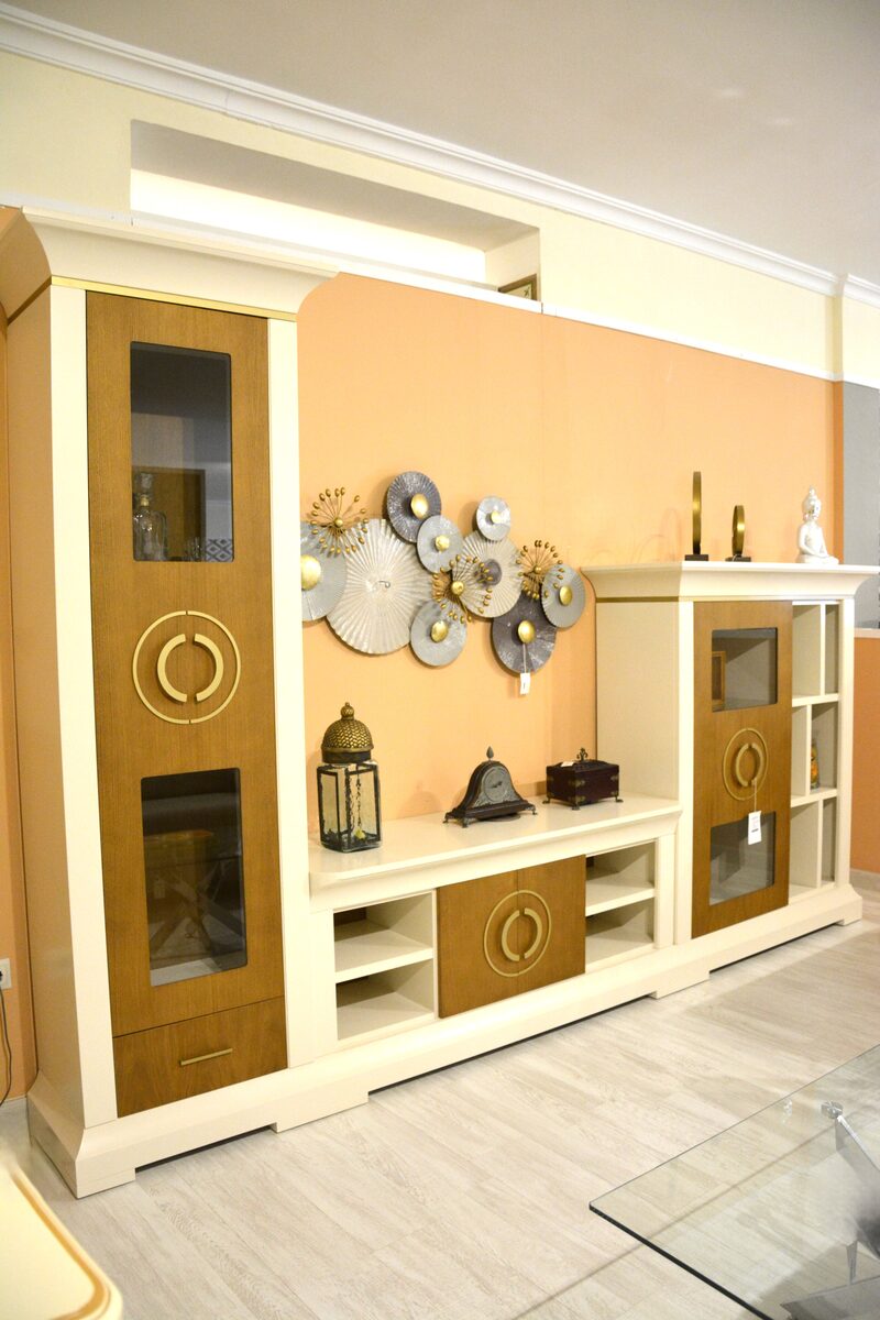 Salón clásico crema y roble - lateral