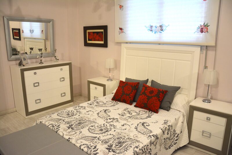 Dormitorio blanco con armario - frontal